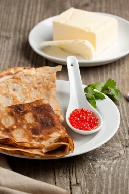 Kırmızı havyar ve krep