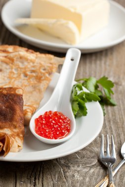 kaşık kırmızı havyar