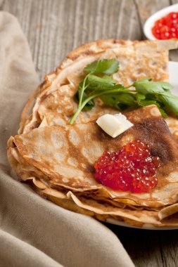 Krep üzerine kırmızı havyar