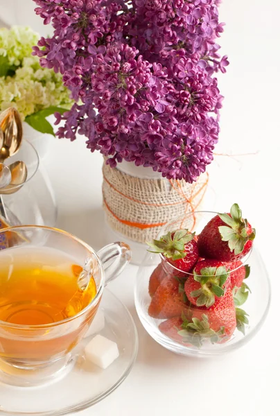 Ontbijt met thee en aardbeien — Stockfoto