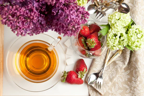 Desayuno con té y fresas — Foto de Stock