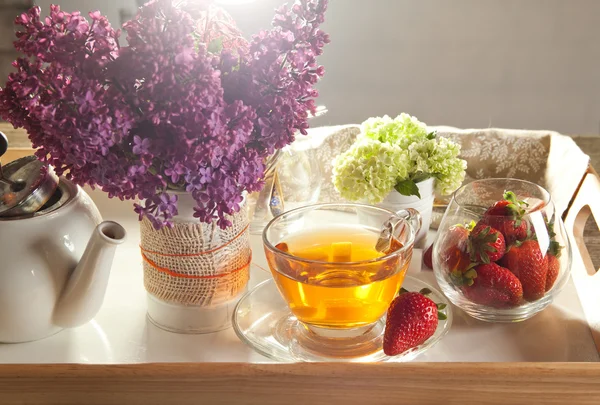 Ontbijt met thee en aardbeien — Stockfoto