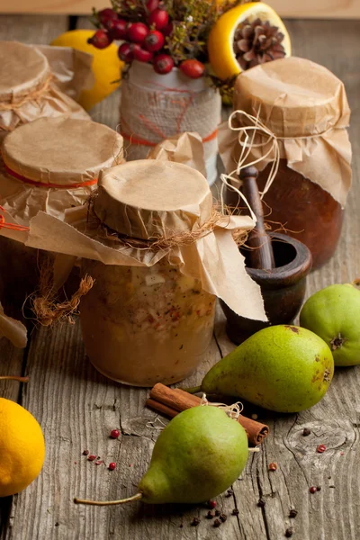 Mermelada casera en frascos de vidrio sobre una vieja mesa de madera — Foto de Stock