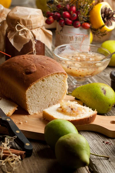 Cam vazo ve eski ahşap masa üzerinde taze armut Armut Reçeli