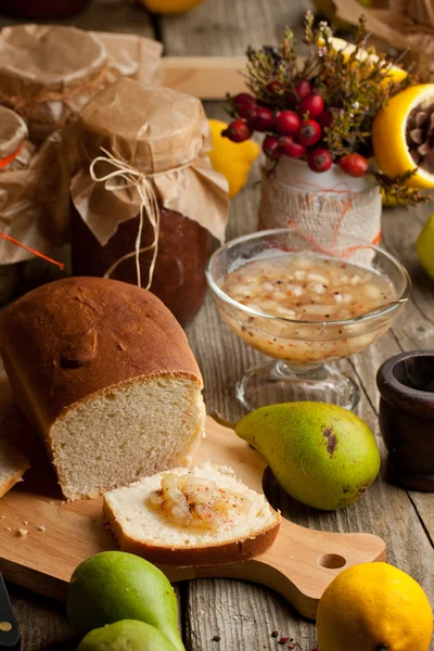 Pain frais tranché aux fruits et confiture maison sur une vieille table en bois — Photo