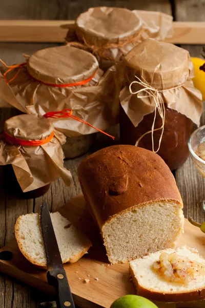Frisches Brot mit Früchten und hausgemachter Marmelade auf altem Holztisch — Stockfoto