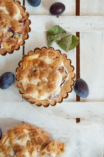 üzerine taze Erik ile lezzetli küçük tarts Üstten Görünüm