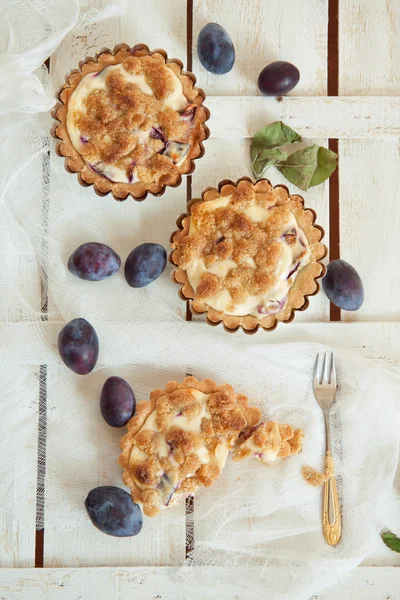 üzerine taze Erik ile lezzetli küçük tarts Üstten Görünüm