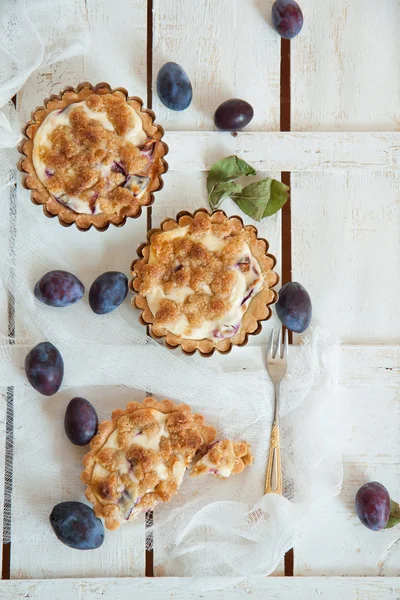 Top view on delicious little tarts with fresh plums — Stock Photo, Image