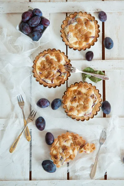 üzerine taze Erik ile lezzetli küçük tarts Üstten Görünüm