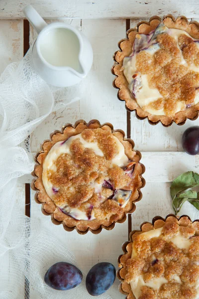 üzerine taze Erik ile lezzetli küçük tarts Üstten Görünüm