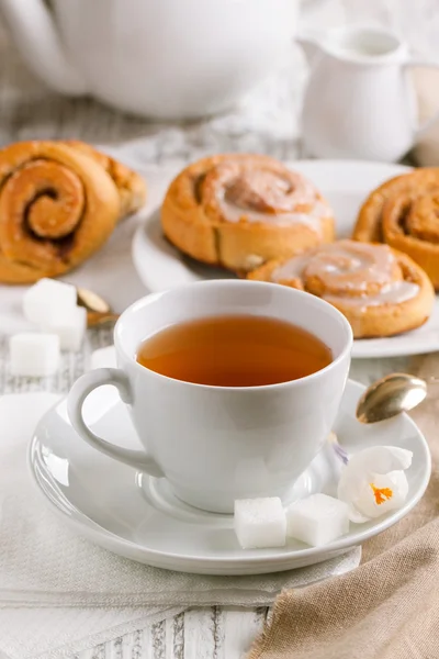 Tasse Tee und Zimtbrötchen — Stockfoto