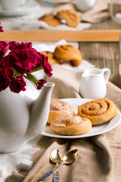 Breakfast with cinnamon buns — Stock Photo, Image