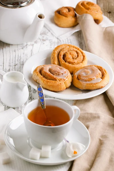 Breakfast with cinnamon buns — Stock Photo, Image