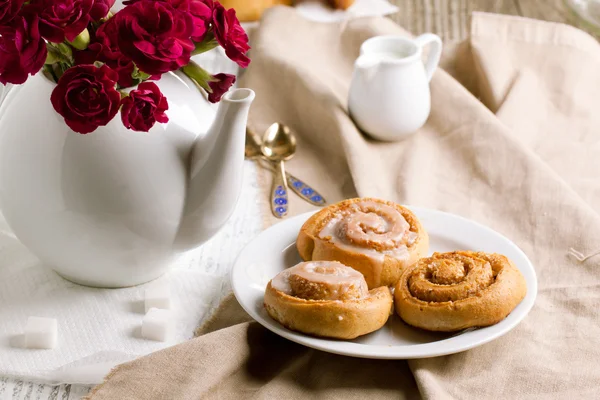 Breakfast with cinnamon buns — Stock Photo, Image