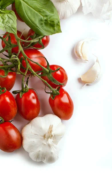 Frische Tomaten und Knoblauch — Stockfoto