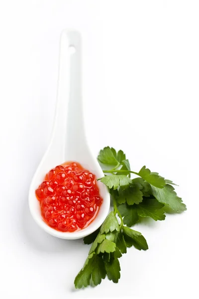 Cuchara de caviar rojo aislado — Foto de Stock