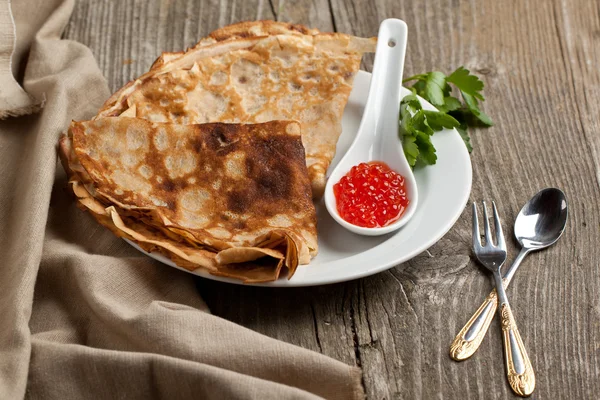 Krep üzerine kırmızı havyar