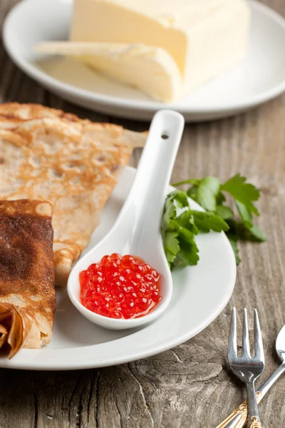 kaşık kırmızı havyar