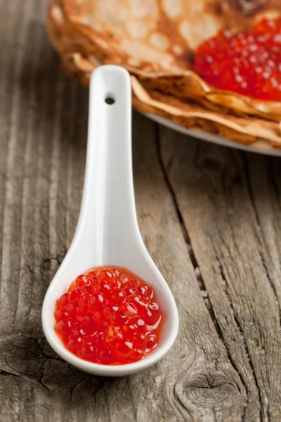 Cuchara de caviar rojo —  Fotos de Stock