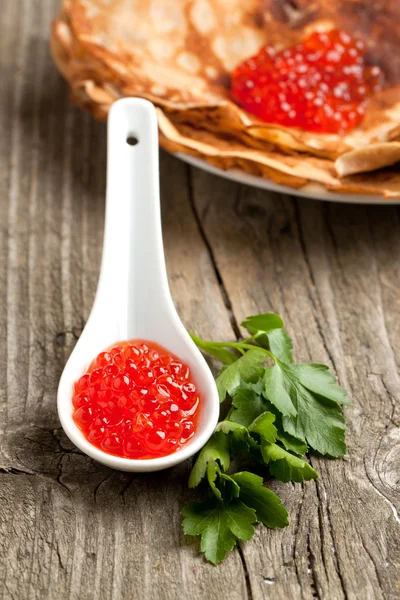 Colher de caviar vermelho — Fotografia de Stock