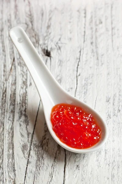 Colher de caviar vermelho — Fotografia de Stock