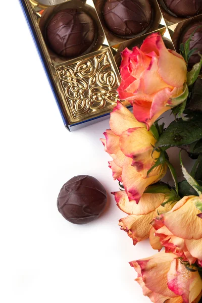 Orange roses with chocolate — Stock Photo, Image