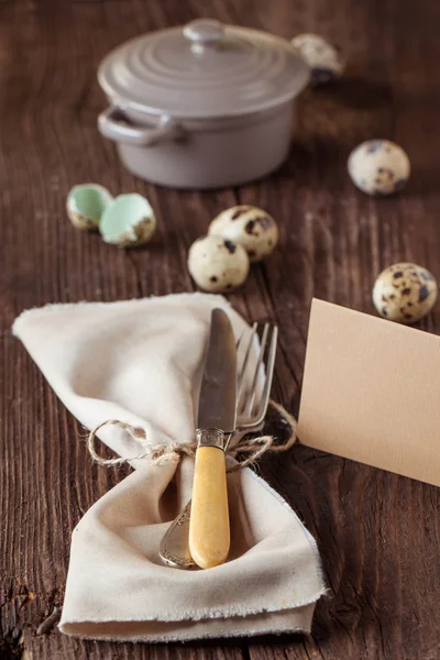 Apparecchiatura tavola pasquale con uova di quaglia — Foto Stock