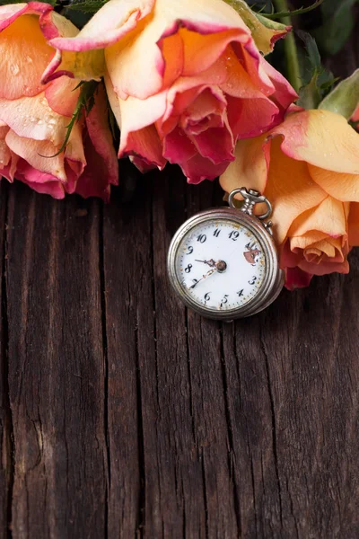 Orange roses with vintage clock — Stock Photo, Image