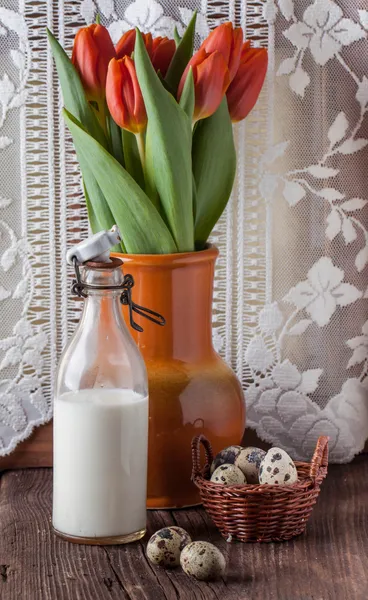 Uovo di quaglia con bottiglia di latte e fiori — Foto Stock