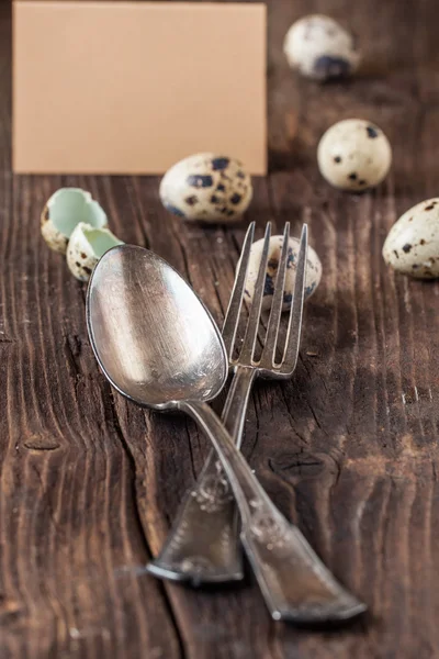 Paskalya sofrasında bıldırcın yumurtası. — Stok fotoğraf