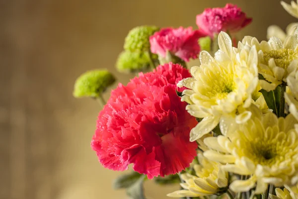 Bouquet of pink and yellow flowers — Stock Photo, Image