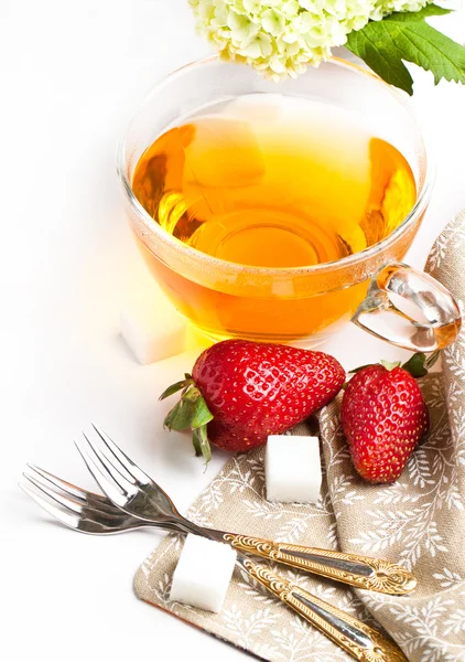 Tazza di tè e fragole su bianco — Foto Stock