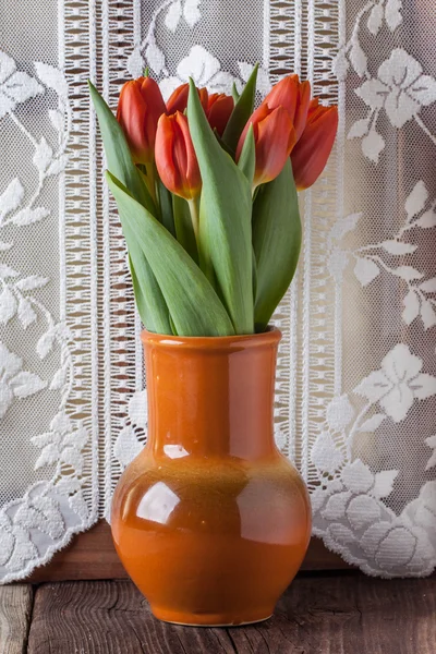 Röda tulpaner i keramik burk — Stockfoto
