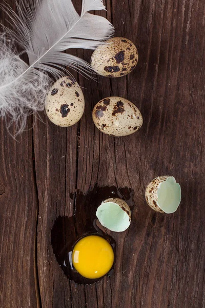 Jajka przepiórcze łamane z przeciekły żółtko — Zdjęcie stockowe