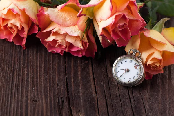Roses orange avec horloge vintage — Photo