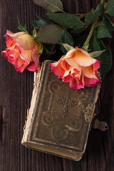 Orange roses with old book — Stock Photo, Image