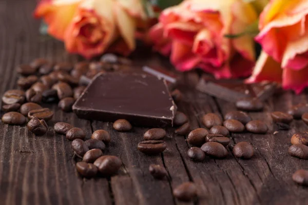 Rosas, chocolate e grãos de café — Fotografia de Stock