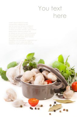 mantar, domates ve otlar üzerinde beyaz