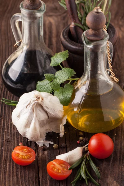 Oil and vinegar, gralic, tomatoes with herb — Stock Photo, Image