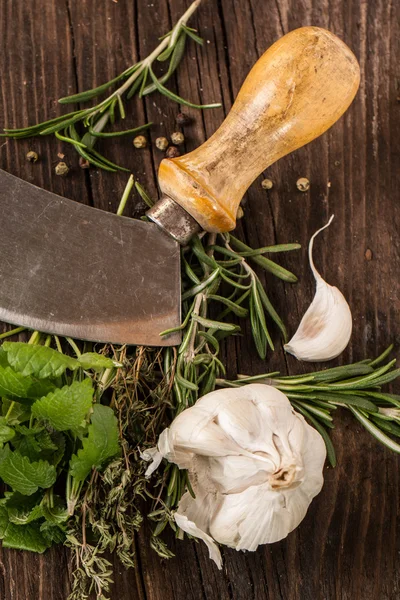 Grálico, cuchillo y hierbas — Foto de Stock