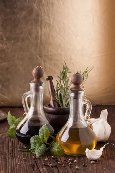 Olivenöl und Essig mit Kräutern — Stockfoto