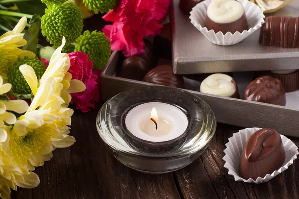 Chocolate doce e flores — Fotografia de Stock