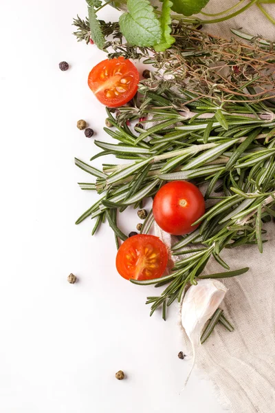 Tomater, vitlök och örter över vita — Stockfoto