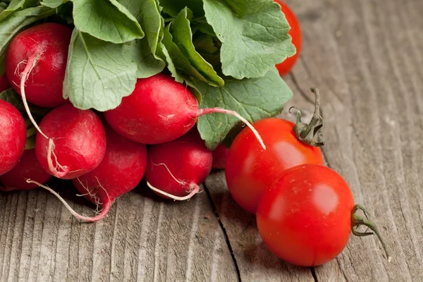 Rábanos frescos y tomate — Foto de Stock