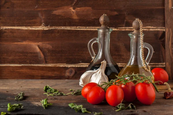 Herb, oil, garlic and tomatoes — Stock Photo, Image
