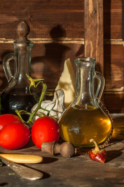 Olej, czosnek, pomidory i ser — Zdjęcie stockowe