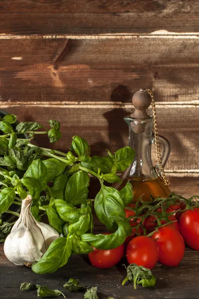 Basil, garlic and tomatoes — Stock Photo, Image