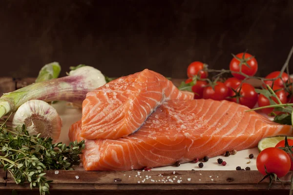 somon balığı sebze ve baharat