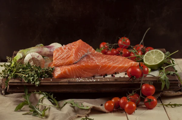 野菜とスパイスのサーモン ピンクの魚 — ストック写真